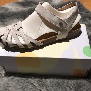 Earth Origins WIDE Lyndon Lana Closed Toe Fisherman Sandal sand white Leather 7W